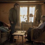 V nové sezoně populárního seriálu se divák ještě hlouběji ponoří do oblíbených postav, které působí spíš jako zranění antihrdinové. Joel se svou terapeutkou Gail (Catherine O’Hara).