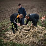 Sundavání obleku Jidáše.