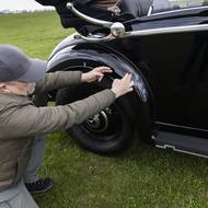 Historik Eduard stehlík ukazuje zadní blatník, tedy místo, které nejvíce poškodila Kubišova bomba. Díky tomu, že byl tento blatník po atentátu jen vyklepán a nikoliv vyměněn, stal se jedním z identifikačních znaků pravosti vozu.