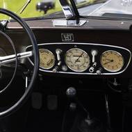 Interiér vozu v četně původního volantu. Ten byl citlivě zrekonstruován, protože věnec volantu byl prasklý. Podobný příběh měla i původní podýhovaná přístrojová deska.