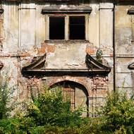 Část hospodářského dvora před obnovou.