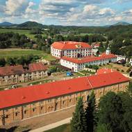 Hospodářský dvůr po obnově z leteckého pohledu.