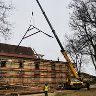 Obnova střechy zchátralého hospodářského dvora.