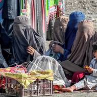 Pákistánské úřady uvedly, že v několika městech zřídily dočasná střediska, kde budou afghánští státní příslušníci ubytováni před jejich převozem na hraniční přechod Tórcham v severozápadním Pákistánu. (Registrační centrum v Landi Kotal, 19. dubna.)