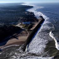 Na leteckém snímku ze 4. února 2025 jsou vidět vlny, které se tříští o balvanitou hráz podél Atlantického oceánu v L'Amelie v Soulac-sur-Mer na jihozápadě Francie.