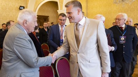 Turek získal titul Mgr. Oponent diplomky mu vytkl předpojatost vůči Klausovi