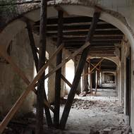 Vnitřek hospodářského dvora před obnovou.