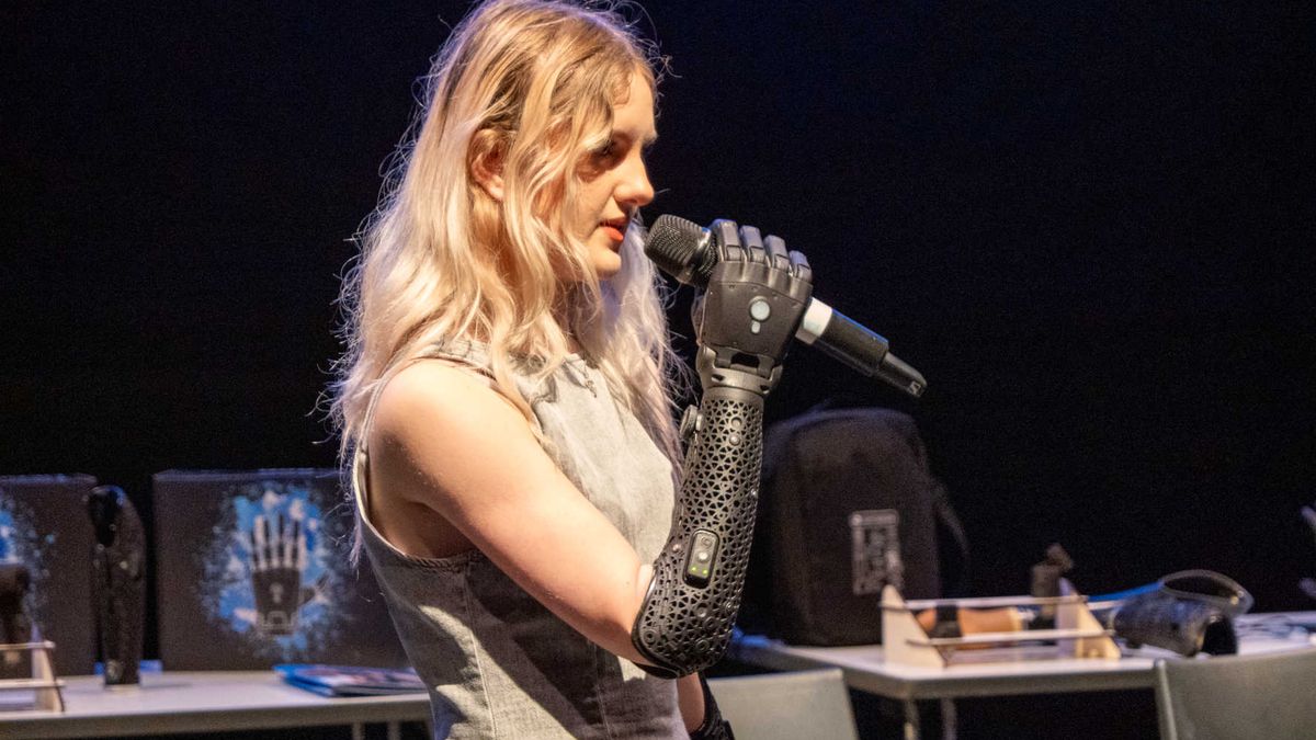Influencerka bez obou rukou pomohla vyvinout novou protézu jako ze sci-fi
