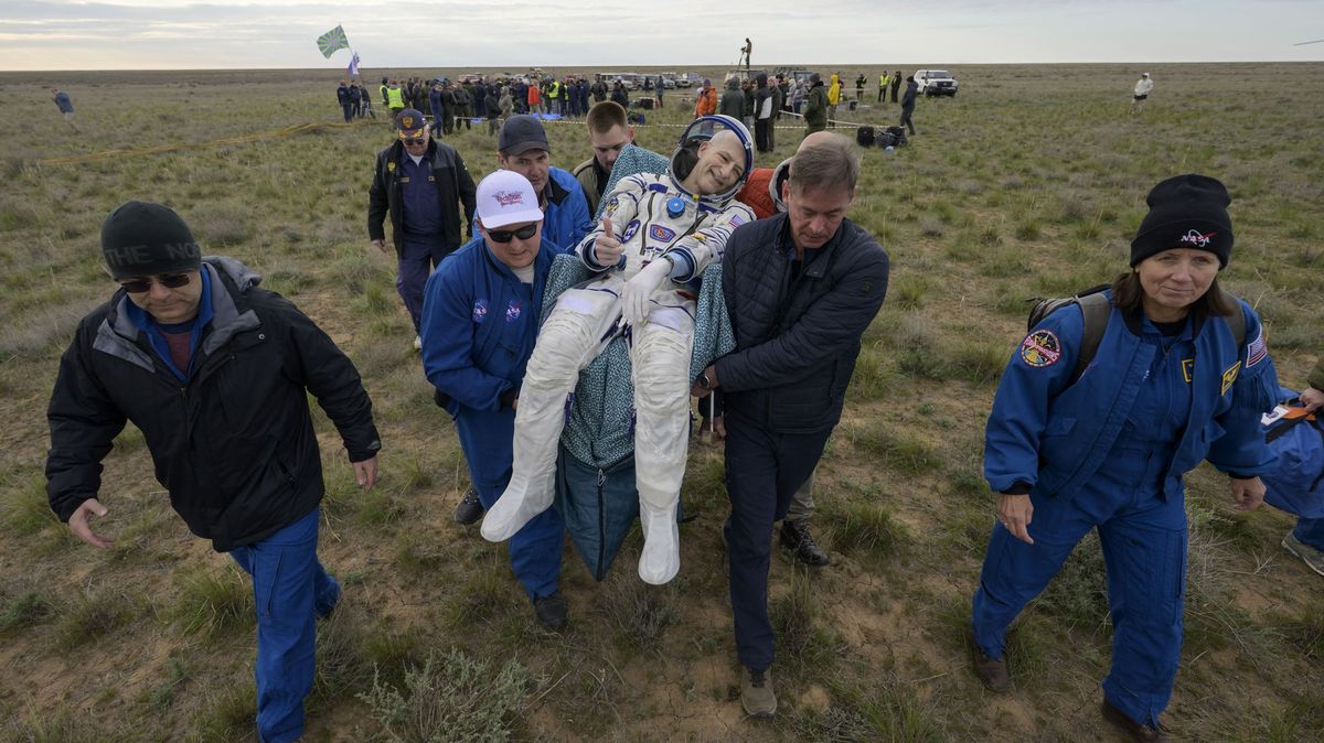 V Kazachstánu přistála trojice astronautů z ISS, včetně 70letého Američana