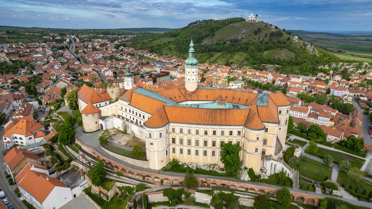 Hrady a zámky, víno, archeologie i koupání: 7 nejkrásnějších výletů z Mikulova