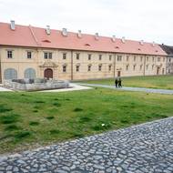 Opravené křídlo hospodářského dvora.