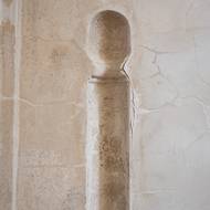 Vlhké místo pod zámkem si však již teď při otevření památky vybírá svou daň na opadávajících omítkách.