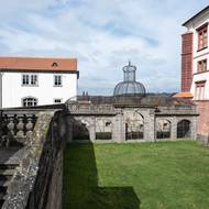 K lovu patří nejen koně, ale i sokoli a tak není divu, že u zámku nalezneme i historickou voliéru.