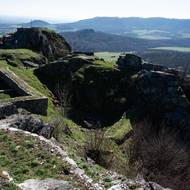 Specifické je zde také opevnění. Bylo využito zemního tělesa s lícem, na sucho vyskládaných kamenů a dřevěných nástaveb.