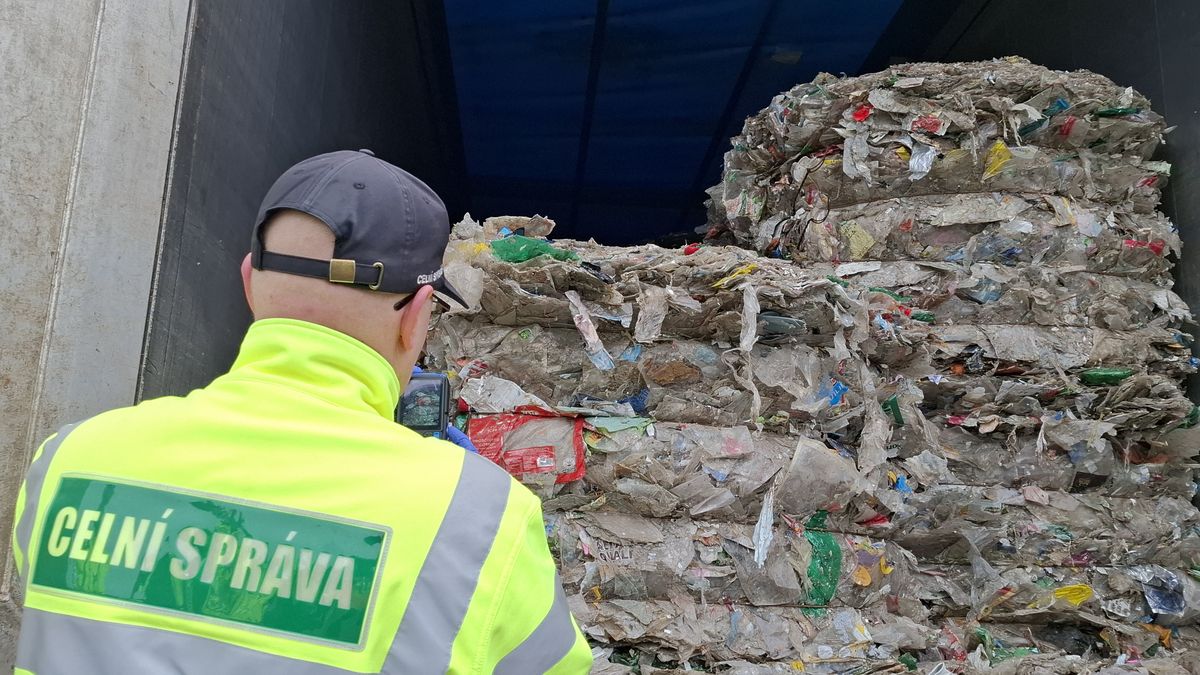 „Ano, zaváželi jsme Česko bordelem.“ S celníky na lovu kamionů s odpadem