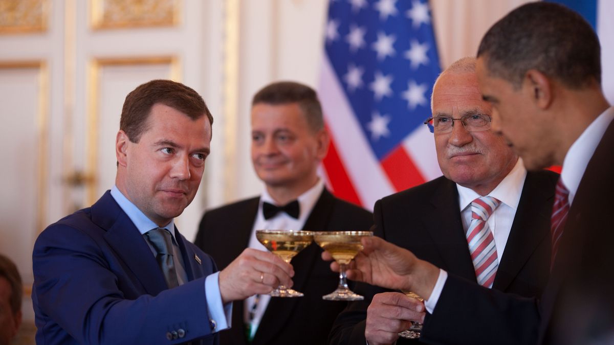 V Praze se objímal s Obamou. Dnes mluví Medveděv o bastardech a prasatech