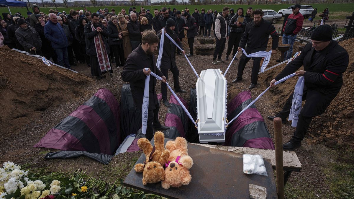 Nechceme soucit. Chceme systémy Patriot, apelují Ukrajinci po pohřbu dětí