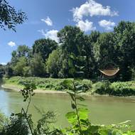 Název odkazuje na soutok Moravy a Dyje.