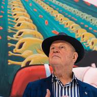 „Milan Kunc patří mezi nejvýznamnější české autory současnosti,“ říká ředitel galerie Filip Suchomel. Na fotografii Kunc pózuje před svou malbou Kuchyně z roku 1983.