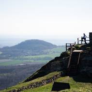 Kousek dál na západ čeká na milovníky dalekých rozhledů vulkanický vrch Kalich se stejnojmennou zříceninou.
