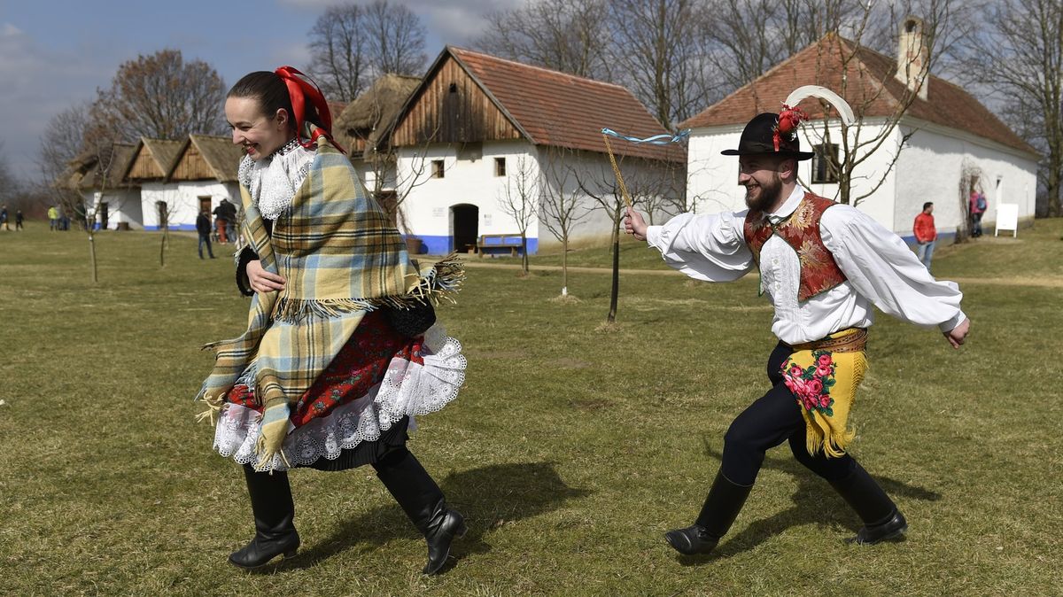 Proč se o Velikonocích šlehají dívky a jaké byly dřív? S historičkou o zvycích v Česku