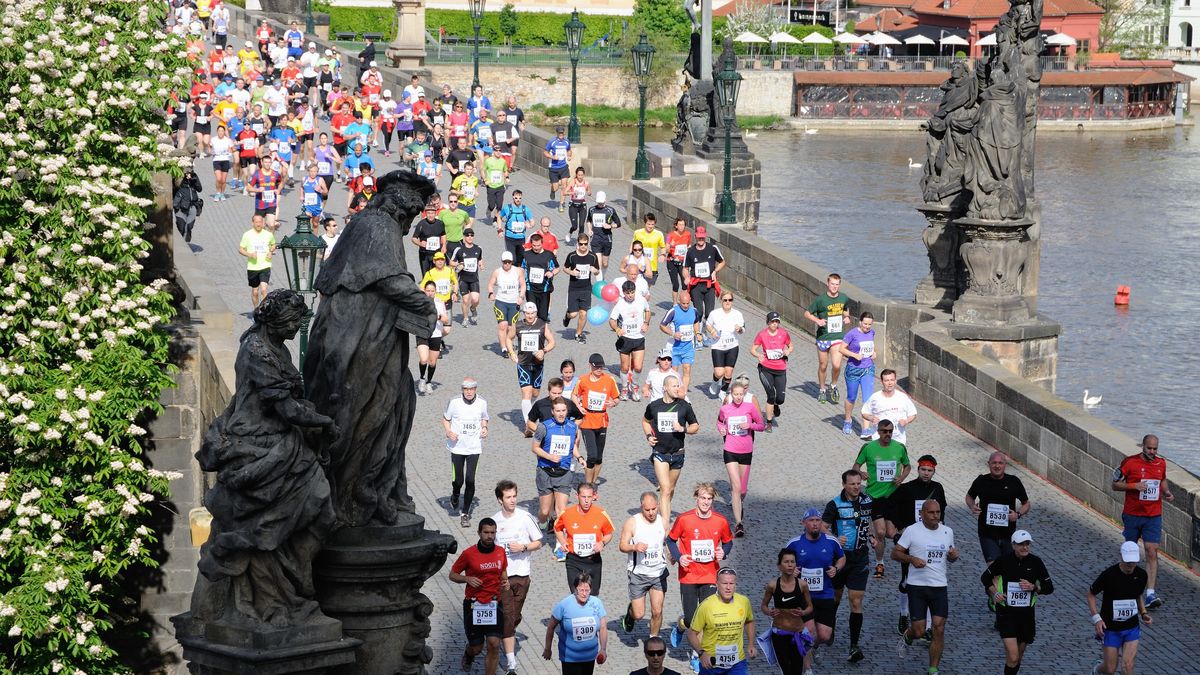 Půlmaraton v sobotu omezí pražskou dopravu. Do centra raději jen metrem