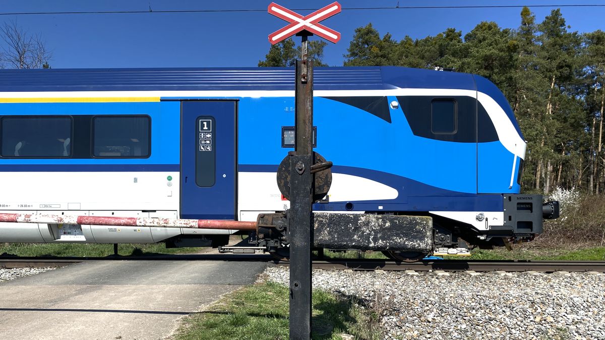 Krádež kabelů zastavila vlakový provoz na Přerovsku, policie zadržela tři osoby