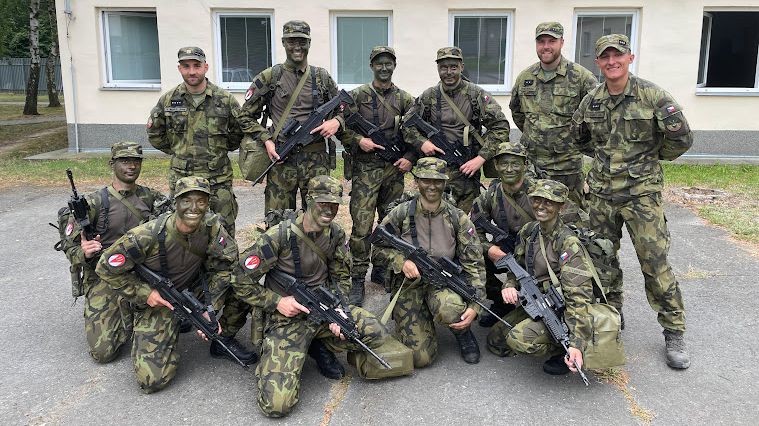 „Každý si tam sáhl na své dno.“ Jak vypadá armádní výcvik mladých
