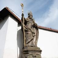 Zákupy jsou místo naplněné památkami. Jejich osud je však truchlivý. Sochy klášterního mostu se skoro opírají o vedle stojící garáž.