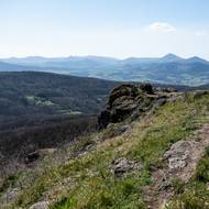Na travnatém kamenitém vrcholku roste na jaře Koniklec otevřený.