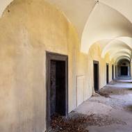 Cely v podloubí kláštera.