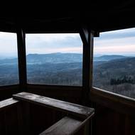 ...jsou zvláště ráno a v podvečer působivé výhledy na vrcholky Českého Středohoří.