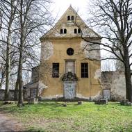 A vedou špalírem ke zchátralému kostelu sv. Františka Serafinského.