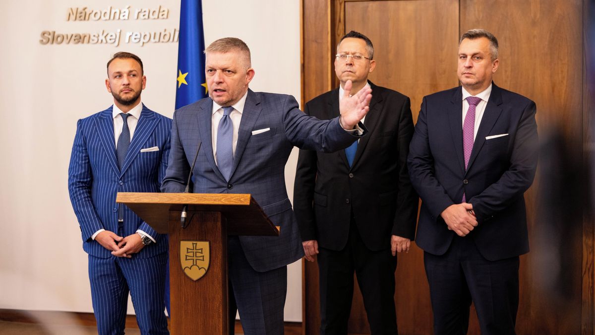 Většina jediného hlasu. Po odvolání Taraby zřejmě oslabila Ficova koalice