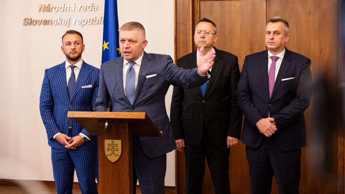„Plaťte hotově!“ Slovákům bliká na mobilu nová daň a Danko otáčí