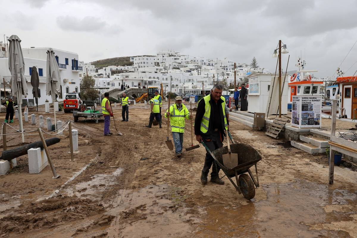 Silné bouře za sebou zanechaly tuny bahna a trosek, které způsobily rozsáhlé škody na celé infrastruktuře.

(Silnice na řeckém ostrově Paros, 1. dubna.)