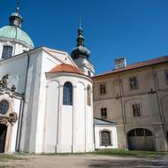 Kolem zrekonstruovaného kostela čekají na svou záchranu další budovy rozsáhlého komplexu.