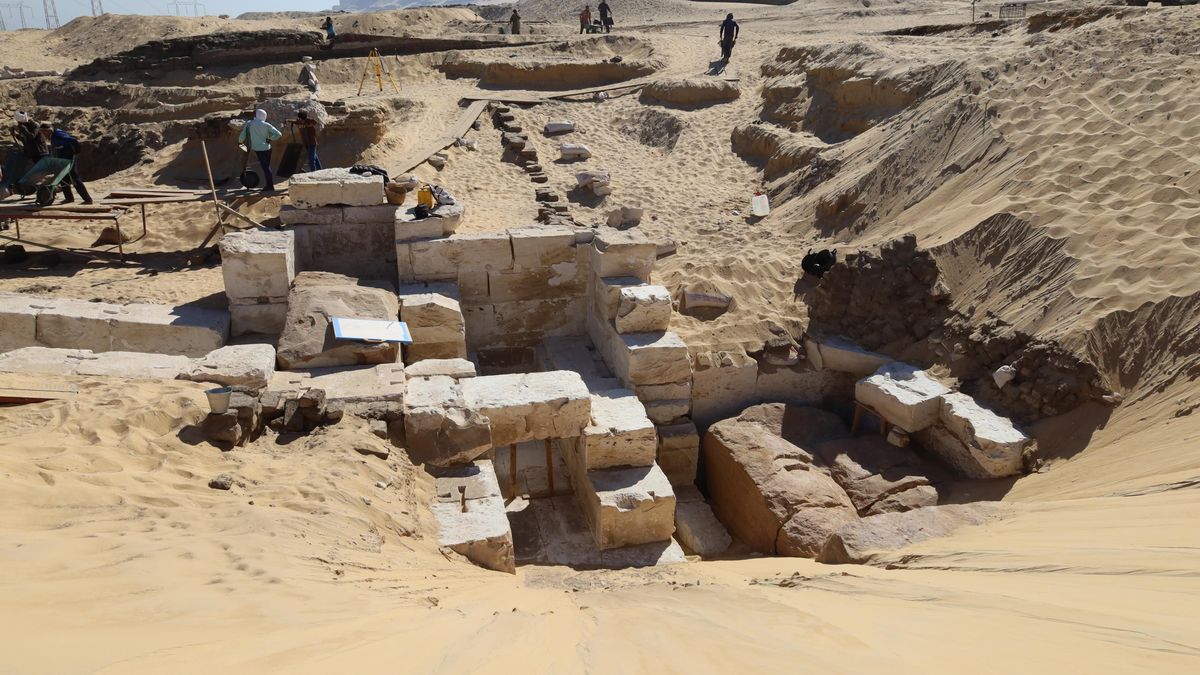Archeologové objevili u Káhiry 4300 let starou hrobku dvou úředníků