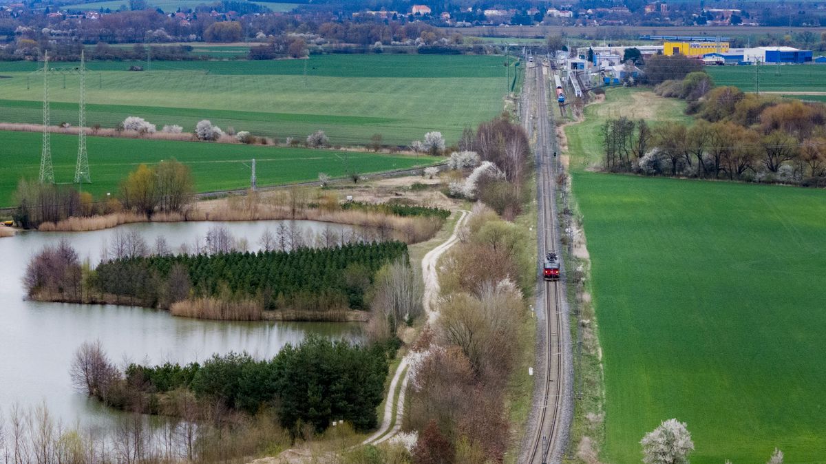 „Za dům nám přilétl vlak. V noci schválně houká,“ stěžují si lidé u okruhu
