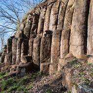 Za zámkem Konojedy se skrývá bývalý lom se ztuhlým lávovým proudem. Konojedské Bochníky.