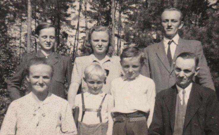 Rodina na poválečném snímku: Manželé Kollerovi se svými dětmi Bohumírem, Marií, Františkem, Benediktem a Miloslavem. (Foto: Soukromá sbírka rodiny Kollerových)