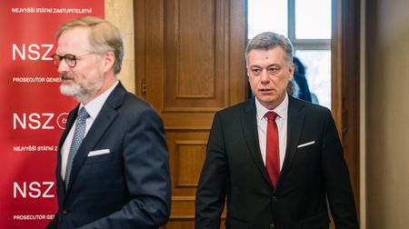 „Nedělejme z lidí blbce.“ Starostové chtějí kvůli Blažkovi mimořádné jednání