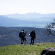 Kdo však chce vyhlížet do krajiny s menším počtem výletníků…