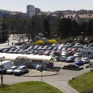 Část bezplatného parkoviště uprostřed modrých zón. 