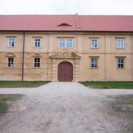 Obnovená část hospodářského dvora.