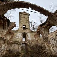 Kdo si libuje v rozpadajících se památkám, může na zpáteční cestě nedaleko Hrušovan prozkoumat kostel zasvěcený sv. Václavu, který chátrá od roku 1945.