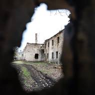 Za ním se pomalu rozpadá kapucínský klášter.