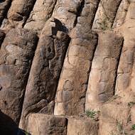 Je učebnicovou ukázkou sloupcové odlučnosti tefritu.