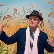 Přehlídka nazvaná A krása bude zde potrvá do 1. června. Na snímku je Kunc před svým obrazem Andělská louka z roku 1994.