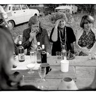 Léto 1976 na Hrádečku. Vpravo Anna Freimanová.